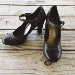 Old timey heels! In grey/black
