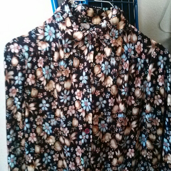 Sold Button up floral long sleeve - Picture 2 of 3