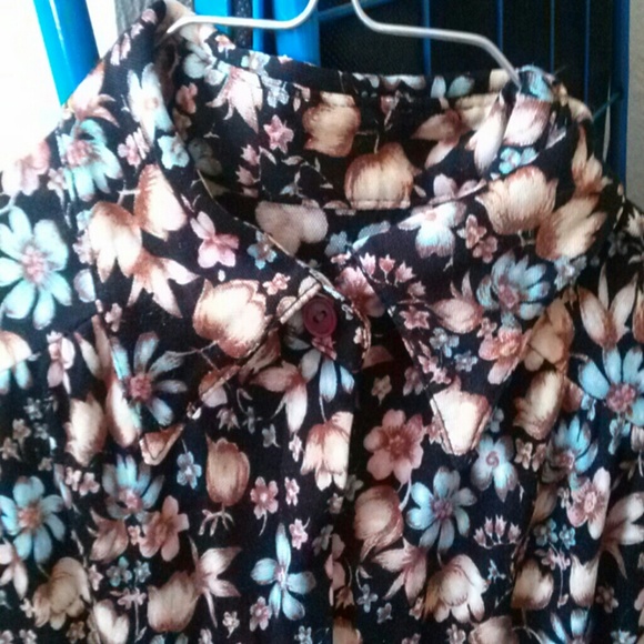 Sold Button up floral long sleeve - Picture 3 of 3