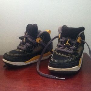 Infants Jordan yellow and black colors.