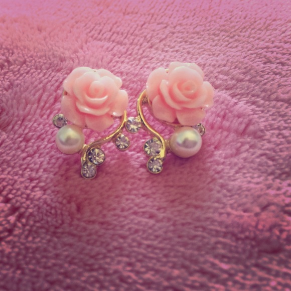 Earing - Picture 1 of 2