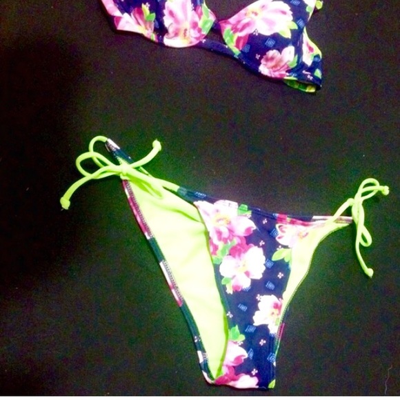 Gully hicks bikini - Picture 3 of 3