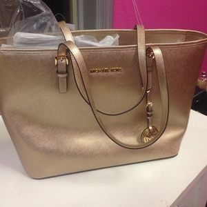 100% Authentic ‼️ Michael Kors Jet Set Travel