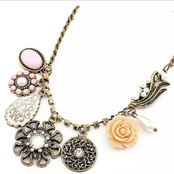 Jewelry - Really pretty statement charm necklace
