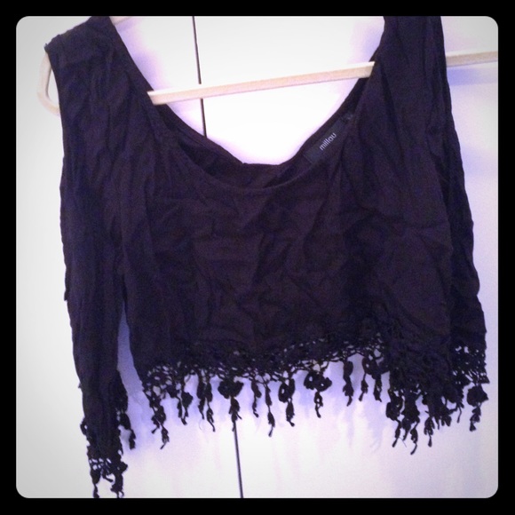 Cold shoulder lf black fringe flower crop top