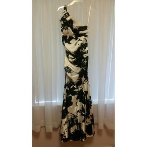 Long black and white mermaid Cache dress.