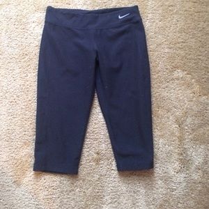 Nike, black cropped leggings