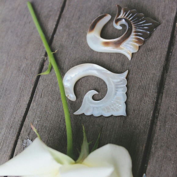 0g Shell Earrings - Picture 3 of 3