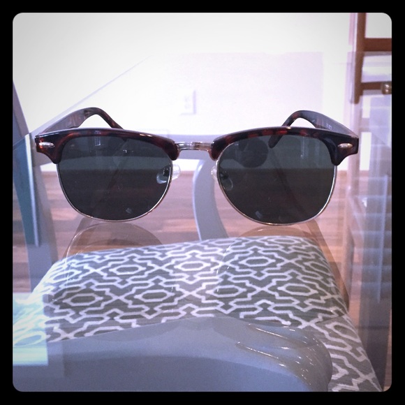 Urban Outfitters Accessories - Adorable urban outfitter wayfarers