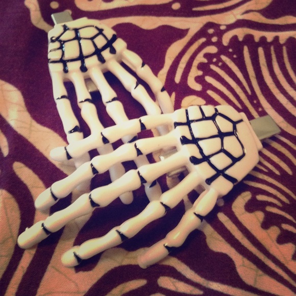 Skelton hand hair clips