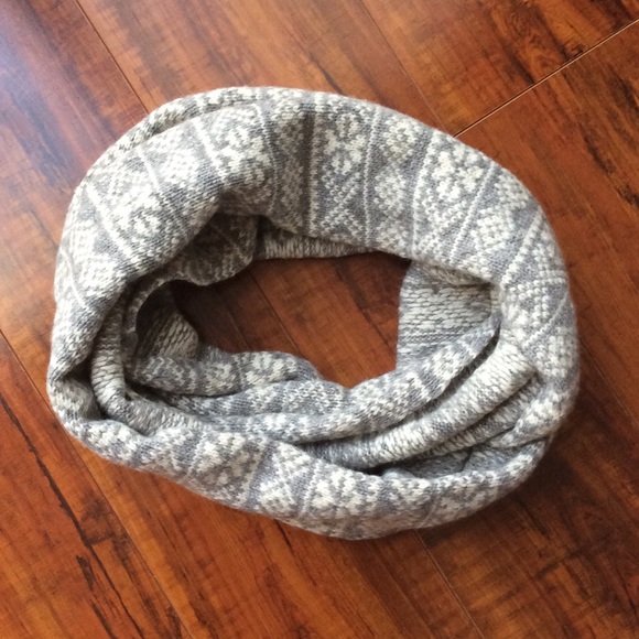 GAP Accessories - 🎉🌟FLASH SALE!🌟🎉 Gray&White Wool Infinity Scarf