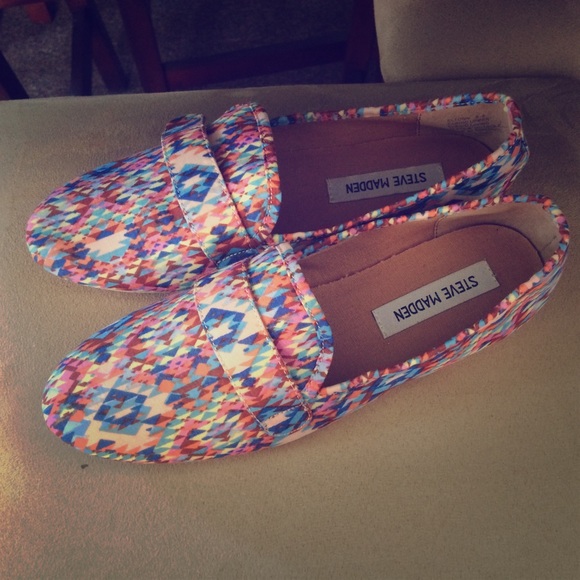 NWOT Steve Madden Eltonn multicolored flats