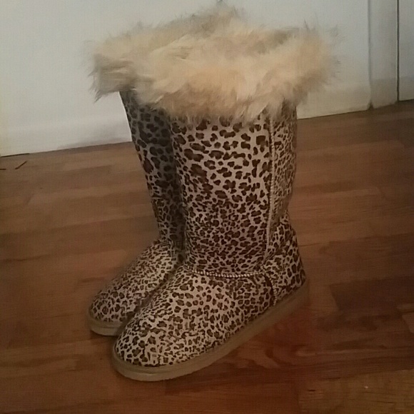 Super cute ugg style fuzzy boots