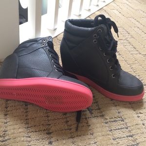 New: Sneaker wedges
