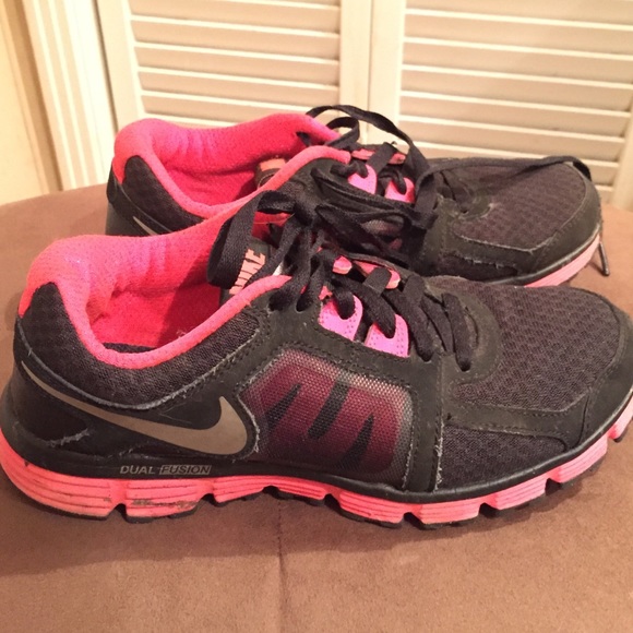 black and pink nike tennis shoes