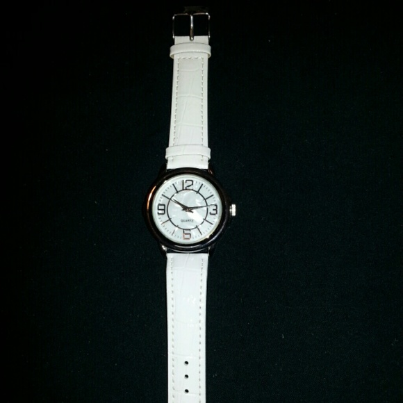 Classic round face watch (white)