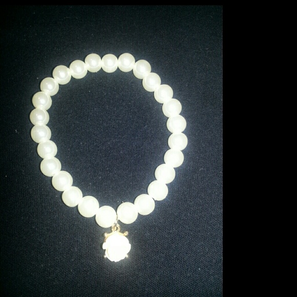 Faux pearl stretch bracelet with rose