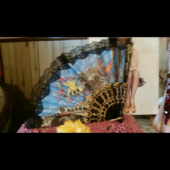 Dainty fan graphics of Venice Italy