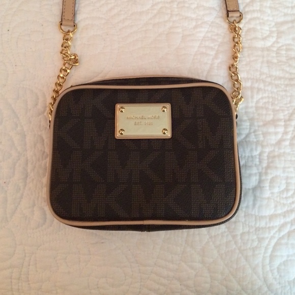Micheal Kors small cross body