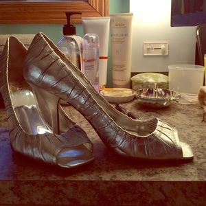 9.5 Guess silver heels