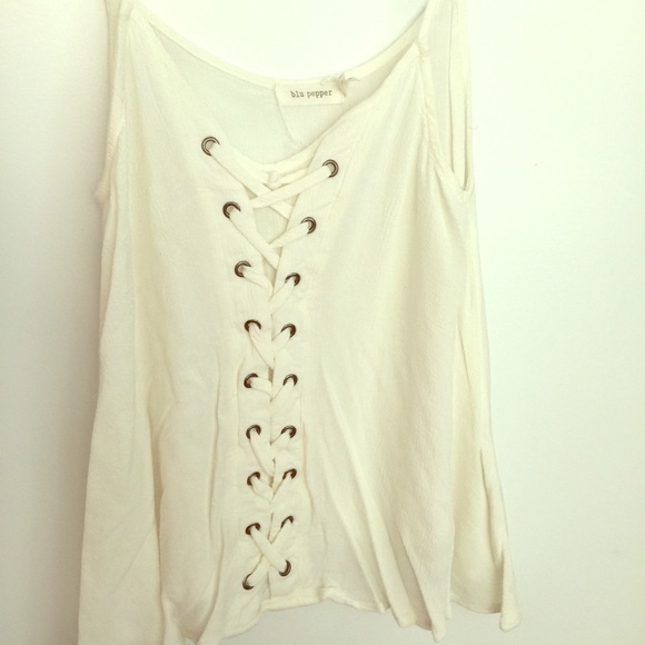 ✨SOLD✨White top with lace up front