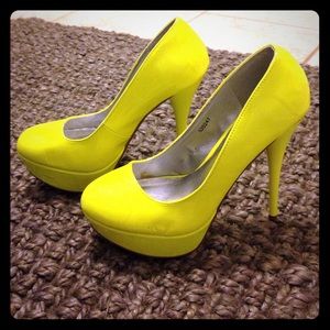 Neon yellow platform pump with 4 1/2" stiletto.