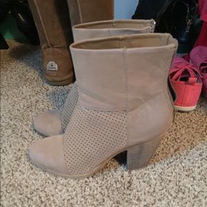 Super cute tan booties