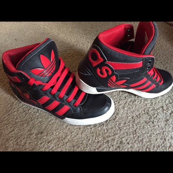 le adidas rossi e neri, donne poshmark dimensioni 7 12 le adidas rossi e neri, donne poshmark dimensioni 7 12