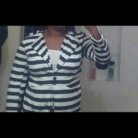 Black and white blazer - Picture 3 of 3