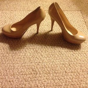 Guess nude patent pumps with cork heel