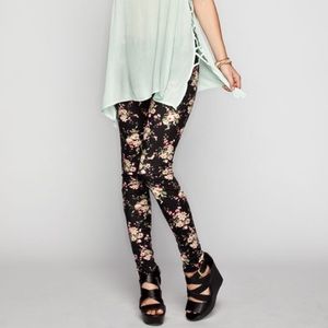 💥HP💥 NWT Floral Ponte Leggings Black Stretch