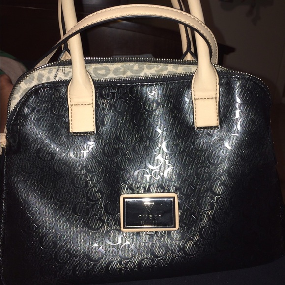 Super cute small sized guess bag !