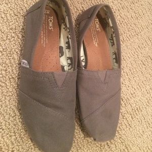 grey toms