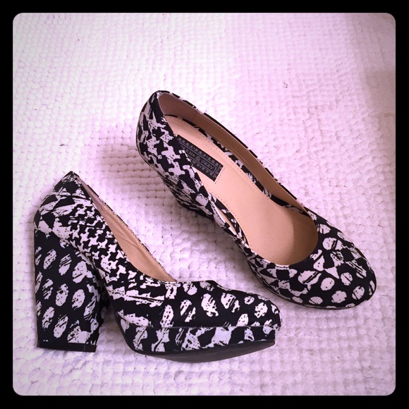 Deena and Ozzy UO platform heels SZ 7 black/white