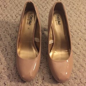 Nude pumps