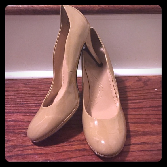 Tahari patent leather nude heels