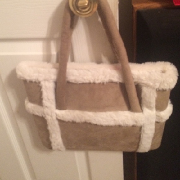 Tan and white side furry purse in great cond!!
