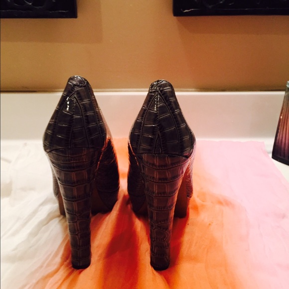 BCBG "Jodie" Platform Pump - Color: Gray - Size: 8 - Picture 3 of 4