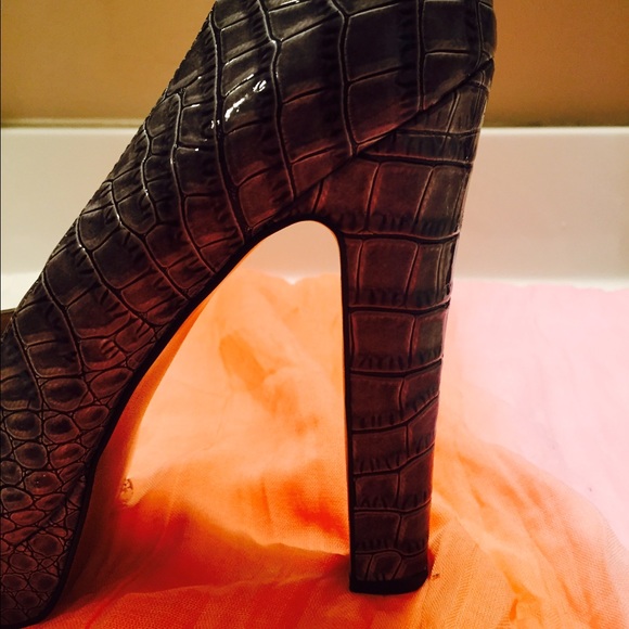 BCBG "Jodie" Platform Pump - Color: Gray - Size: 8 - Picture 4 of 4