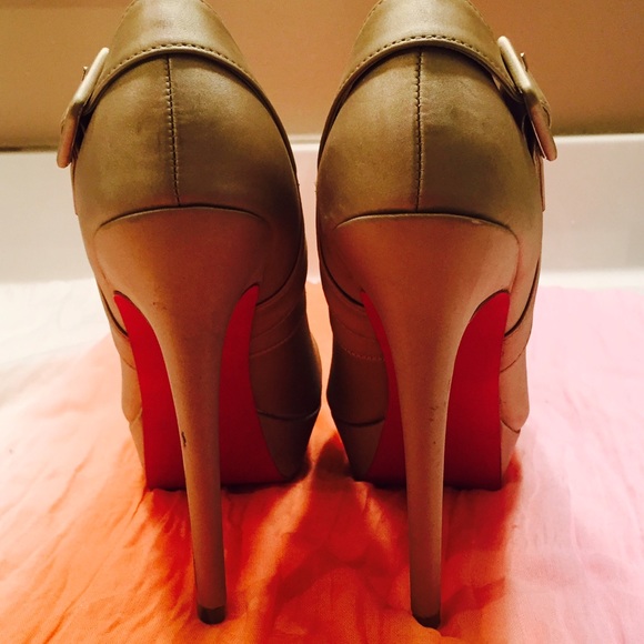 Champagne-Colored Heels w/Buckle Embellishment! - Picture 3 of 4