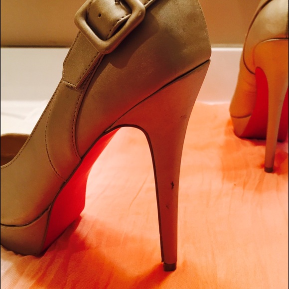 Champagne-Colored Heels w/Buckle Embellishment! - Picture 4 of 4