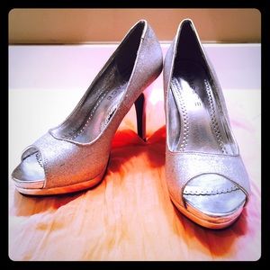 RAMPAGE "Gracee" Silver w/Sequins Peep-Toe Heels😍