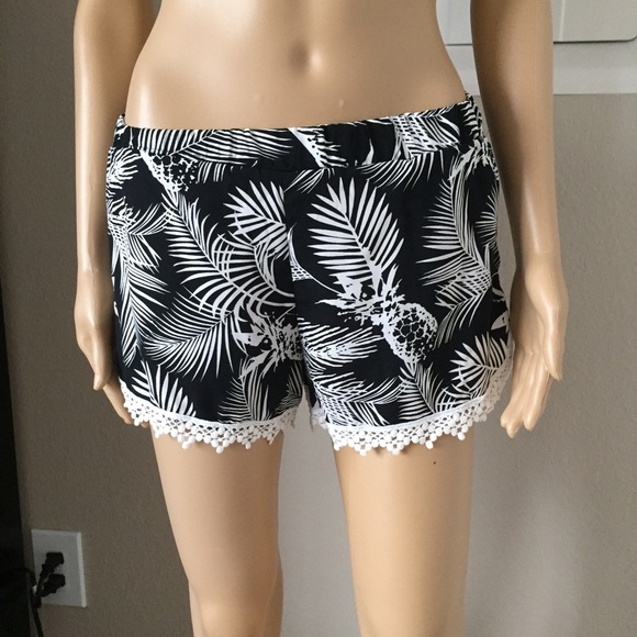 ⭐️5 STAR rated! ZENITH black and white shorts - Picture 3 of 5