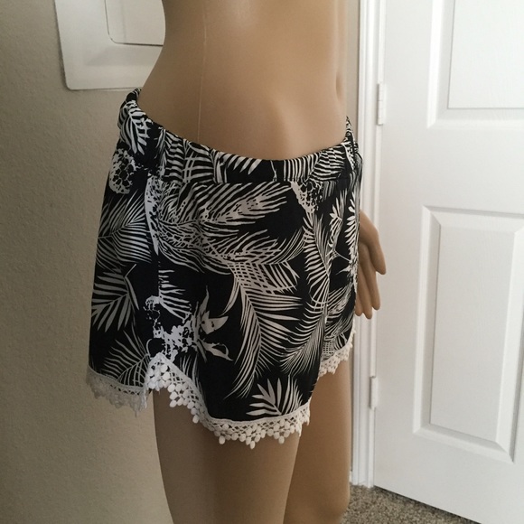 ⭐️5 STAR rated! ZENITH black and white shorts - Picture 4 of 5