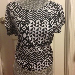 Geometric patterned shortsleeve top