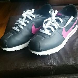Nike tennis shoes
