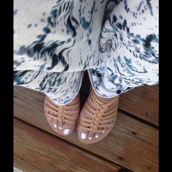 TRENDY BASKET-WOVEN CAMEL STRAPPY FLAT SANDALS - Picture 2 of 4