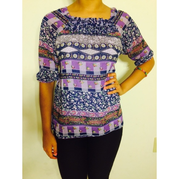 Bohemian top with ruffled neckline and halfsleeves