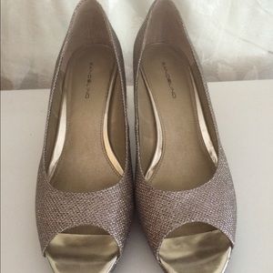 Bandolino peep toe shoes