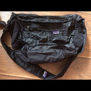 Collapsible one-shoulder nylon bag, black